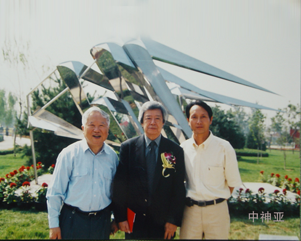 2002年與吳良鏞、文樓在一起.jpg