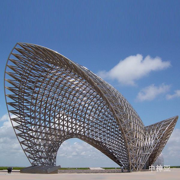 《司南魚》 長48.8m 高13m 不銹鋼 設計：晉松、周密 2006年 位于上海南匯嘴觀海公園