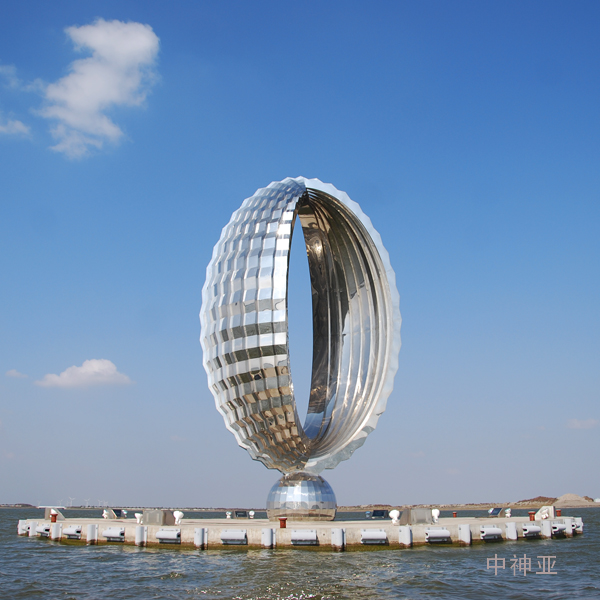 《水滴》高21m 不銹鋼 設(shè)計：晉松、周密 2007年 位于上海臨港新城滴水湖