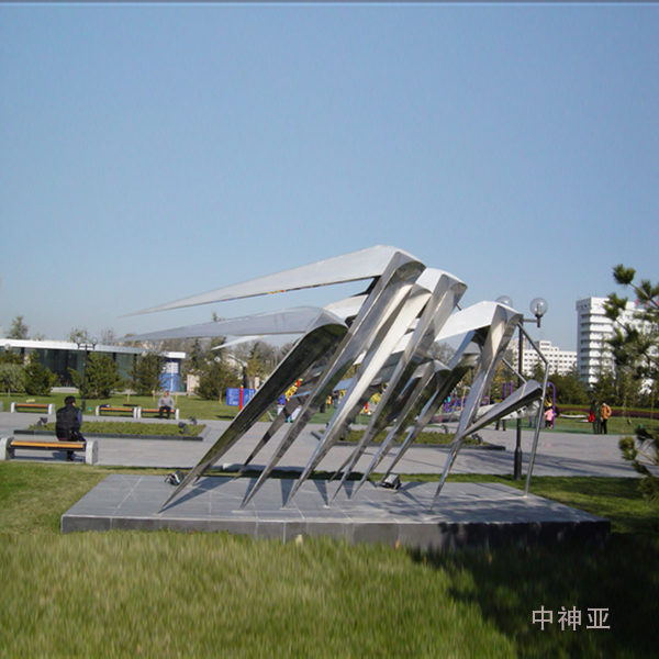 《凱風》高3m 不銹鋼 設計：文樓 2002年 位于北京國際雕塑公園