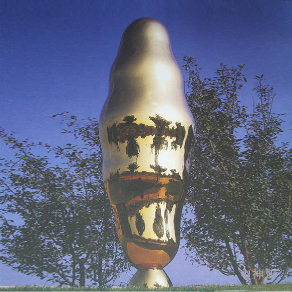 《站立的云》高3m 不銹鋼鍍鈦 設(shè)計:隋建國 2002年 位于山東煙臺福山區(qū)