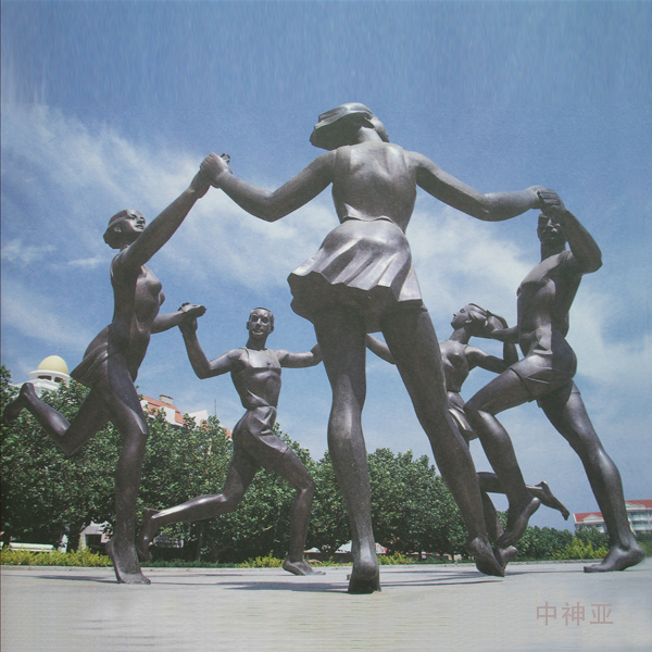 《舞》高3.5m 鍛銅 設(shè)計：王偉、于凡、王未 2002年 位于山東煙臺福山區(qū)