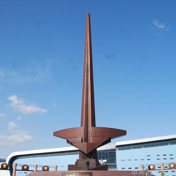 《利劍》高38m 鋼結(jié)構(gòu)、鍛銅 設(shè)計(jì)：張宇彤、趙福生 2009年 位于北京航空博物館