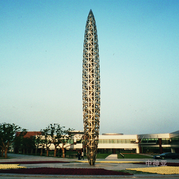《公證柱》高21m 不銹鋼 設(shè)計:仲松 2001年 位于上海國家會計學(xué)院