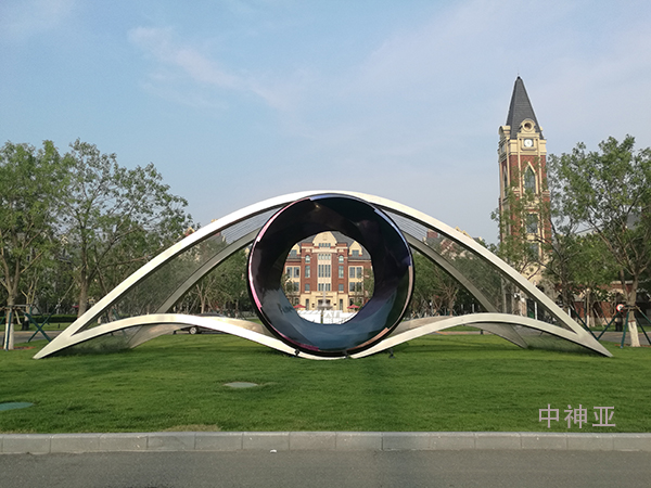 《夢(mèng)之瞳》 高6m 寬20m 不銹鋼 設(shè)計(jì)：馮霄 習(xí)曉瑾 2015年 位于大廠影視創(chuàng)意產(chǎn)業(yè)園