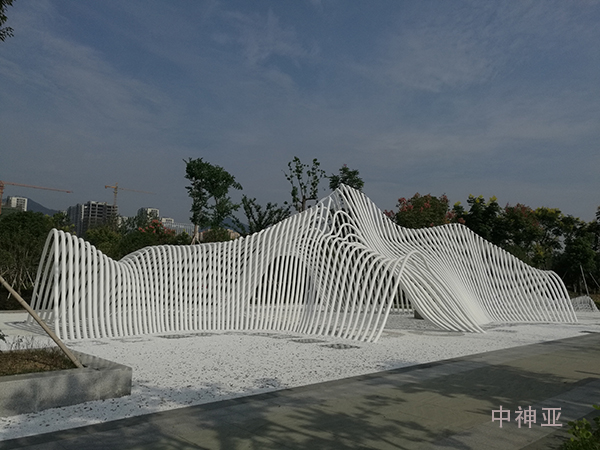 《富春山》 長23.2m 寬13.9m 高6m 不銹鋼 設(shè)計(jì)：陳國東 2017年 位于杭州富陽江濱西大道