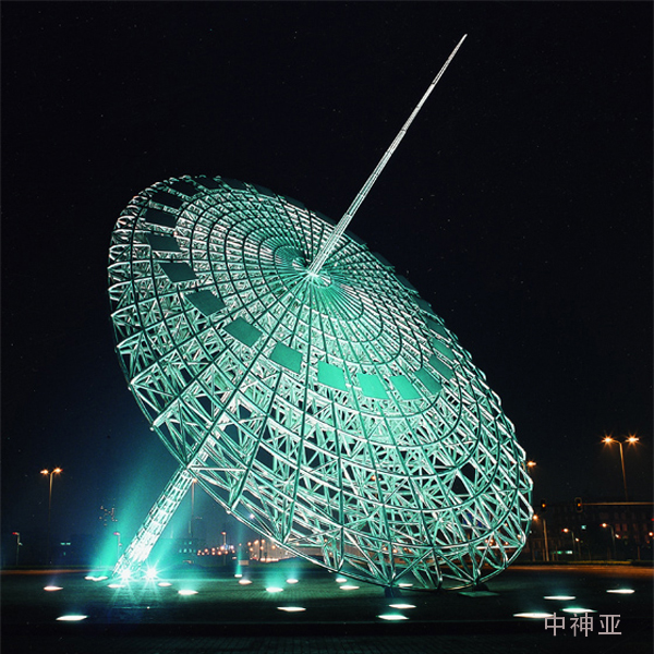 《東方之光》 長35m 寬18m 高20m 不銹鋼  設(shè)計：仲松 2000年 位于上海浦東世紀(jì)大道