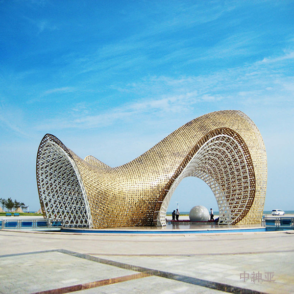 《我心向海》高16.5m 長(zhǎng)31.5m 寬21.9m 鋼結(jié)構(gòu)、銅 設(shè)計(jì)：蔡衛(wèi) 2008年 位于威海南海開發(fā)區(qū)