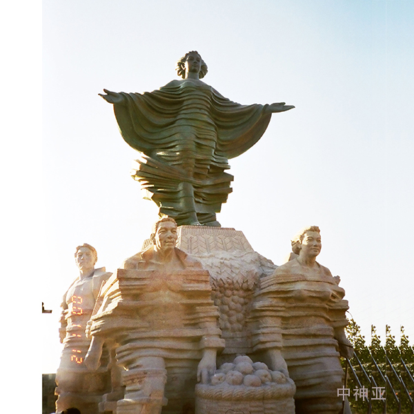 《春華秋實(shí)》高8m 石刻、鍛銅 設(shè)計(jì)：張德峰 2002年 位于河北石家莊市