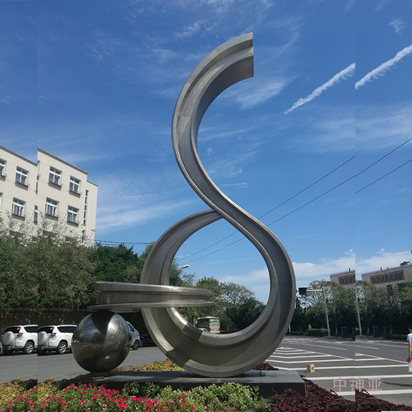 《暢通》高10m 不銹鋼 設(shè)計(jì)：王陽 1998年 位于青島鐵路局